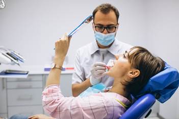 entista odontologÃ­a sonreÃ­r paciente blanco dental joven hembra dientes clÃ­nica mujer mÃ©dico tra
